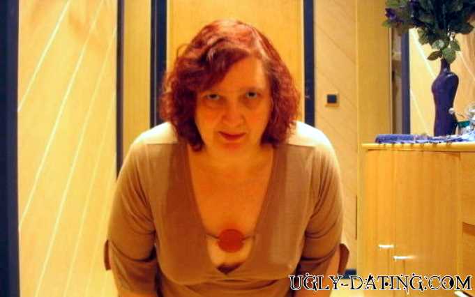 Hässliche Frau mit Charakter Sie ist hässlich, aber auch eine Frau mit Charakter.