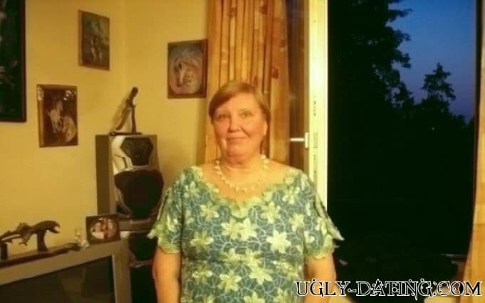 Traurige Figur Sie macht selbst beim Ugly Dating noch eine traurige Figur.